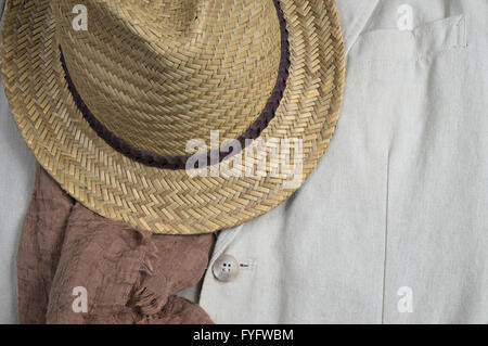 Cappello di paglia, sciarpa, biancheria classico cappotto e bracciali. Elegante vestito estivo tema Foto Stock