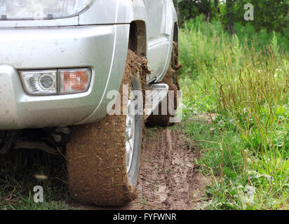 Extreme offroad dietro un irriconoscibile auto nel fango Foto Stock