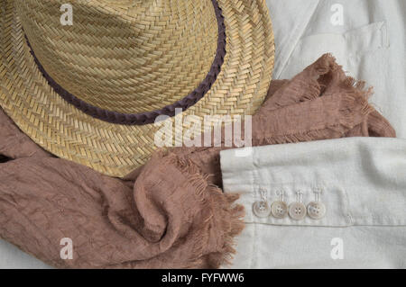 Cappello di paglia, sciarpa, biancheria classico cappotto e bracciali. Elegante vestito estivo tema Foto Stock