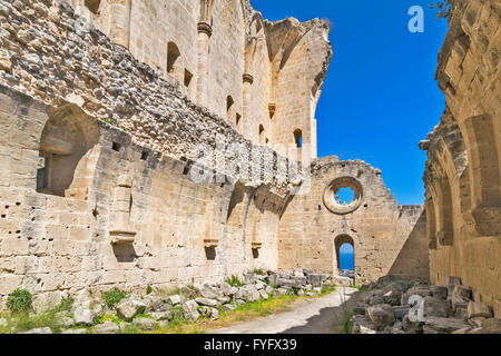 A nord di Cipro BELLAPAIS monastero o abbazia interno circondato da imponenti mura Foto Stock