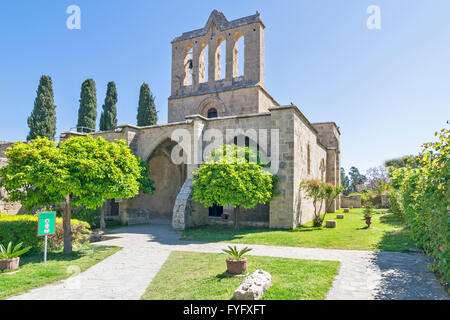 A nord di Cipro BELLAPAIS monastero o abbazia circondato da alberi di arancio con frutta Foto Stock