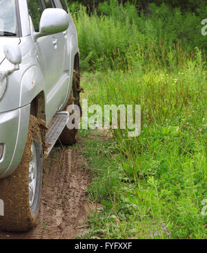 Extreme offroad dietro un irriconoscibile auto nel fango Foto Stock