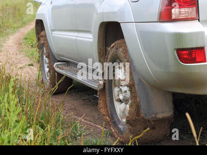 Extreme offroad dietro un irriconoscibile auto nel fango Foto Stock