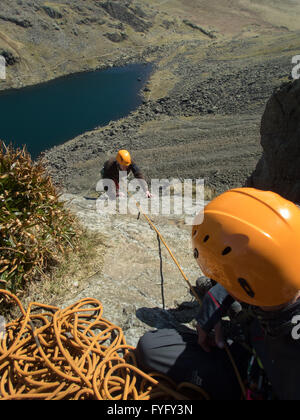 Arrampicata su 'c contrafforte ordinaria" su dow crag nel parco nazionale del distretto dei laghi, Inghilterra Foto Stock