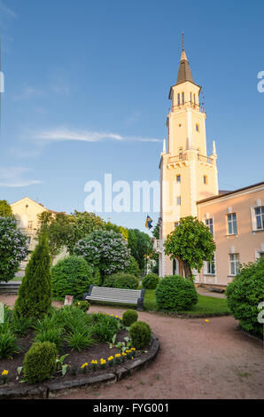 Parcheggiare di fronte al Palazzo del Municipio in Sillamae, Estonia Foto Stock