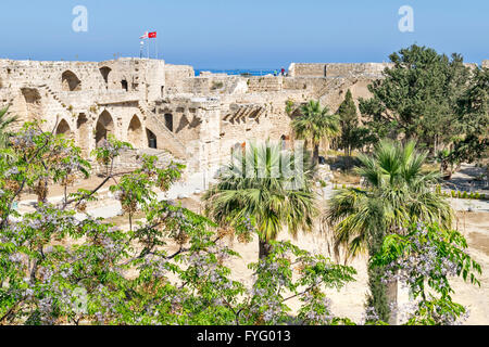 Cipro Nord KYRENIA CASTLE all interno del cortile con palme e alberi di Jacaranda Foto Stock