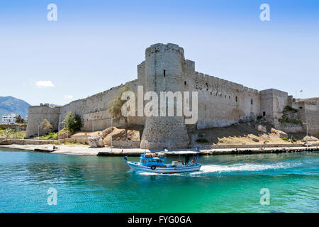 Cipro Nord KYRENIA castello con una piccola barca da pesca di fronte alla torre principale Foto Stock