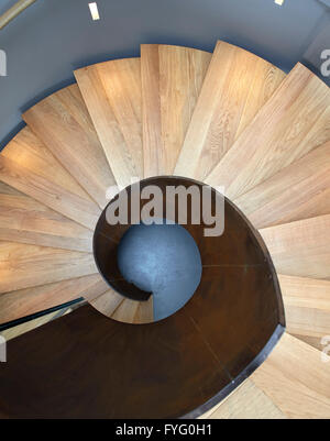 Guardando verso il basso sulla in acciaio Corten scala a spirale. Le Petit Fort St Helier, Regno Unito. Architetto: Hudson architetti, 2016. Foto Stock