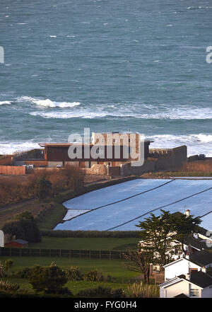 La mattina presto vista dalla collina vicina. Le Petit Fort St Helier, Regno Unito. Architetto: Hudson architetti, 2016. Foto Stock