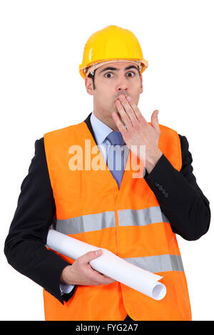 Costruzione imprenditore mettendo una mano sulla sua bocca Foto Stock