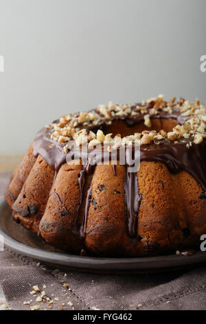 Bundt torta di cioccolato e noci, cibo Foto Stock
