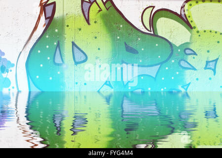 Abstract coloratissimo graffito riflesso nell'acqua Foto Stock