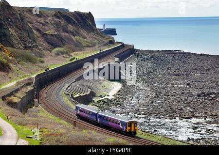 Rampa settentrionale Sprinter treno. Tanyard Bay, Parton, Whitehaven, Cumbria, England, Regno Unito, Europa. Foto Stock