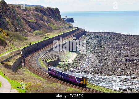 Rampa settentrionale Sprinter treno. Tanyard Bay, Parton, Whitehaven, Cumbria, England, Regno Unito, Europa. Foto Stock