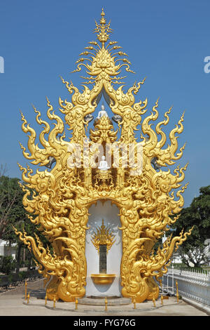 Un free-standing cappella con le statue di Buddha Foto Stock