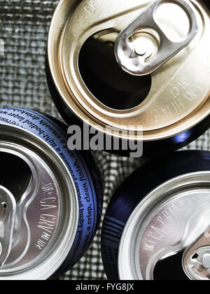 Close-up, le lattine di alluminio con linguette spinto aperto, STATI UNITI D'AMERICA Foto Stock