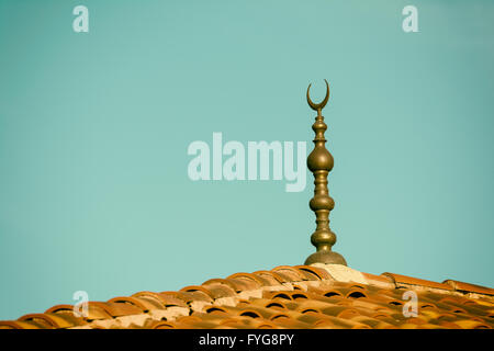 La religione islamica Crescent Moon segno sulla moschea Foto Stock