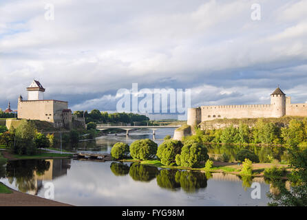 Due torri sulla frontiera dell Estonia e della Russia Foto Stock