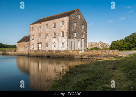 Carew Castle & Tidal Mill - Pembrokeshire Foto Stock