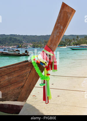 Longtail Boat decorate con nastri di seta si aspetta che i turisti Foto Stock