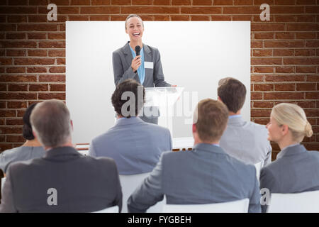 Immagine composita di imprenditrice facendo il parlato durante la riunione Foto Stock