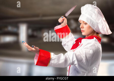 Immagine composita di pretty chef per affettare con lama Foto Stock