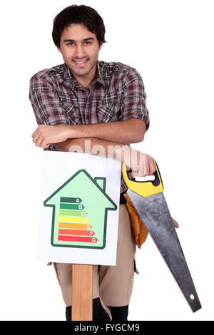 Builder con una sega e casa energia valutazione sign Foto Stock