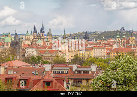 Prague Old Town panorama con architettura storica. Concetto di Europa viaggi, gite turistiche e turismo. Foto Stock