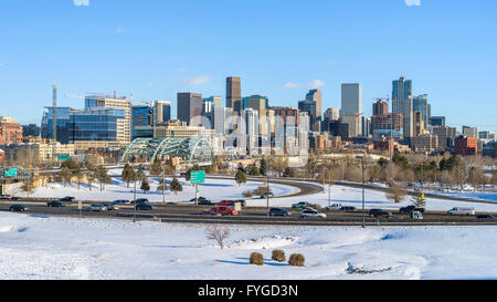 Denver, Colorado, Stati Uniti d'America - Febbraio 03, 2016: inverno vista sullo skyline di Denver e le sue strade trafficate e autostrada dopo una tempesta di neve. Foto Stock