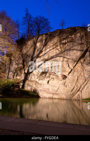 Morendo il Monumento del Leone a Lucerna Svizzera twilight, verticale Foto Stock