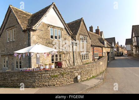 Giardino di produrre e di stallo street nel villaggio di Lacock, Wiltshire, Inghilterra, Regno Unito Foto Stock