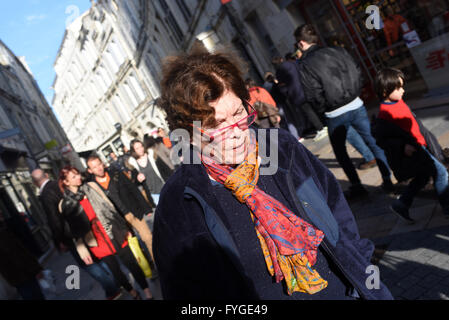 Preoccupato cerca donna francese degli occhiali da sole in strada Foto Stock