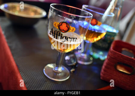 Bicchiere da birra Affligem Affligem Blonde è una Belgian Pale Ale stile la birra prodotta da Brouwerij De Smedt / Brouwerij Affligem Foto Stock