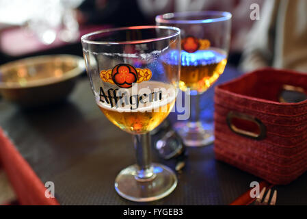 Bicchiere da birra Affligem Affligem Blonde è una Belgian Pale Ale stile la birra prodotta da Brouwerij De Smedt / Brouwerij Affligem Foto Stock