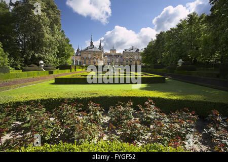 Magnifico parco antico in stile del classicismo francese Foto Stock