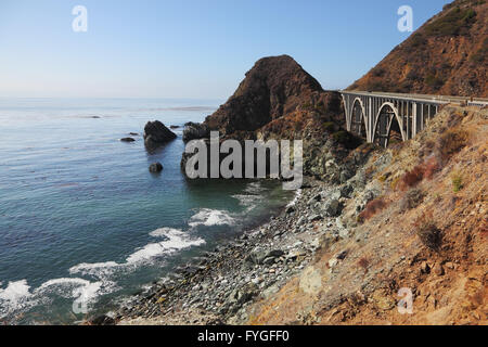 Imponente viadotto sulla autostrada dell'Oceano Pacifico Foto Stock