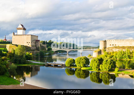 Due torri sulla frontiera dell Estonia e della Russia Foto Stock