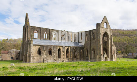 Tintern Abbey Monmouthshire vicino a Chepstow Wales UK rovine del monastero cistercense popolare destinazione turistica Foto Stock