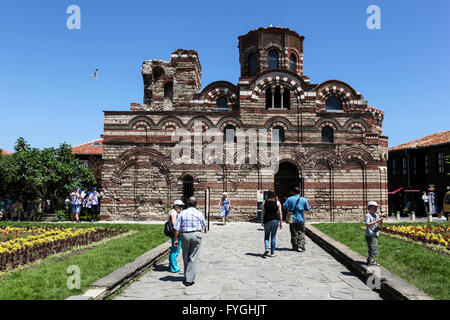 Nesebar, Bulgaria - 06/23/2013: visitare la gente vecchia a giugno 23, 2013 Giorno di Nessebar, Bulgaria. Nessebar nel 1956 è stata dichiarata Foto Stock