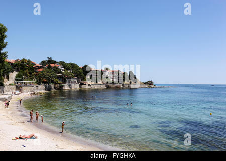 Nesebar, Bulgaria - 06/23/2013: visitare la gente vecchia a giugno 23, 2013 Giorno di Nessebar, Bulgaria. Nessebar nel 1956 è stata dichiarata Foto Stock