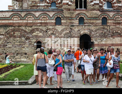 Nesebar, Bulgaria - 06/23/2013: visitare la gente vecchia a giugno 23, 2013 Giorno di Nessebar, Bulgaria. Nessebar nel 1956 è stata dichiarata Foto Stock