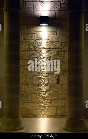 Due colonne di un hotel harms lei con un illuminazione indiretta Foto Stock