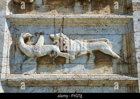 La scultura di un leone e griffin sulla romanica del XII secolo la chiesa di San Pietro extra moenia (St Peters), Spoleto Foto Stock