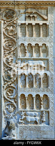 Le sculture del XII secolo facciata romanica della chiesa di San Pietro extra moenia (St Peters), Spoleto, Italia Foto Stock