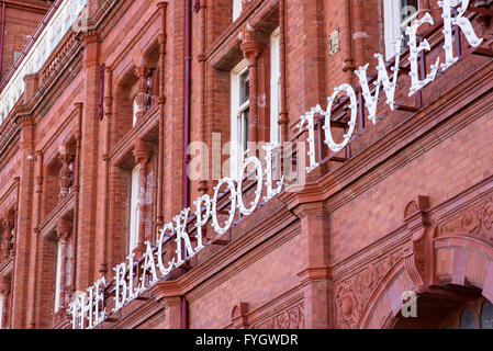 Segno di grandi dimensioni sulla parte anteriore della torre di Blackpool in Blackpool, Lancashire, Regno Unito Foto Stock