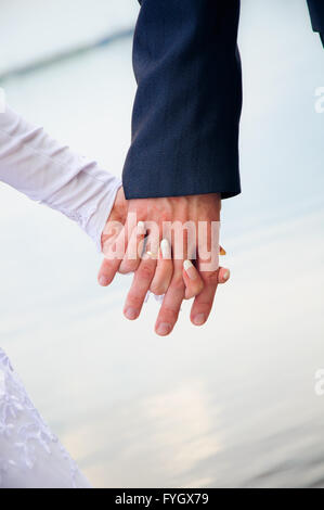 Mano nella mano. coppie in viaggio di nozze Foto Stock