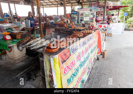 Contatore di carne alla frutta e verdura in vendita in un mercato di strada del Laos Foto Stock
