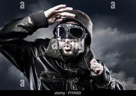 Progetto pilota con gli occhiali e vintage hat con espressione divertente Foto Stock