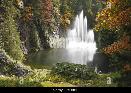 Magnifica fontana nel ben noto Butchard-giardino Foto Stock