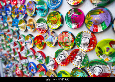 Close up della tradizionale Mexican Hat, artigianato, fatta a mano decorazione dipinta in Messico bandiera colori e toni vibranti. Foto Stock